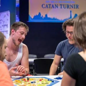 Štirje igralci med igro družabne igre Catan na turnirju na dogodku NMN