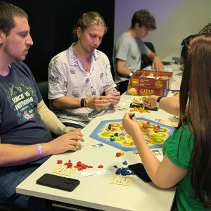 Štirje igralci med igro družabne igre Catan na turnirju na dogodku NMN